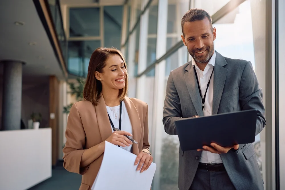 Making-the-Choice-Between-an-Employer-of-Record-and-a-Staffing-Agency