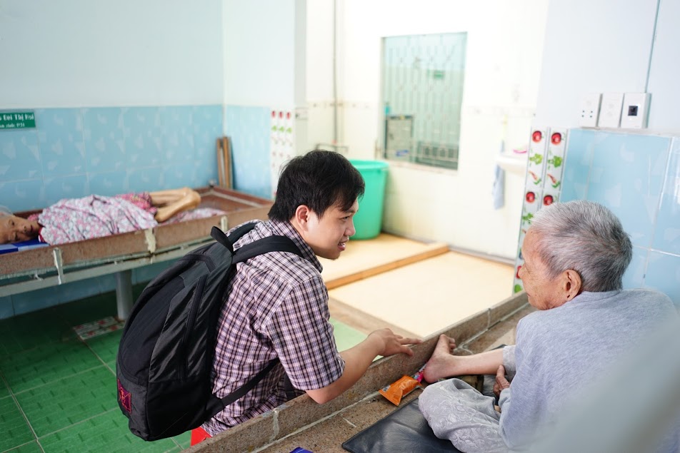 Helping out the elderly in Vinh Son image 8