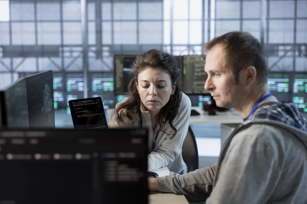 Software engineers die samenwerken terwijl talenttekorten deliveryknelpunten veroorzaken